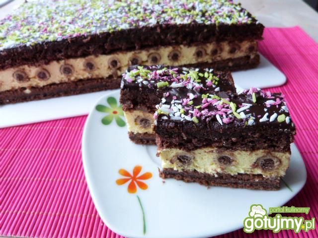 Ciasto kakaowe z rurkami waflowymi 