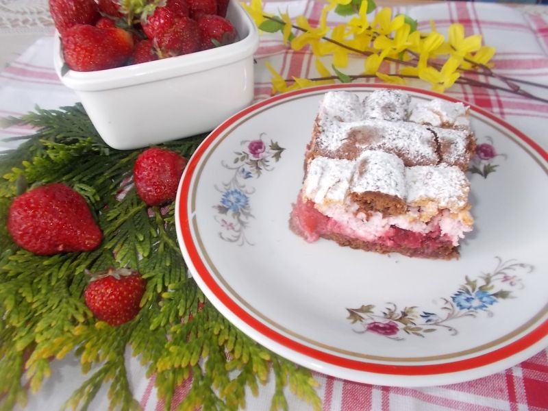 Ciasto kakaowe z truskawkami