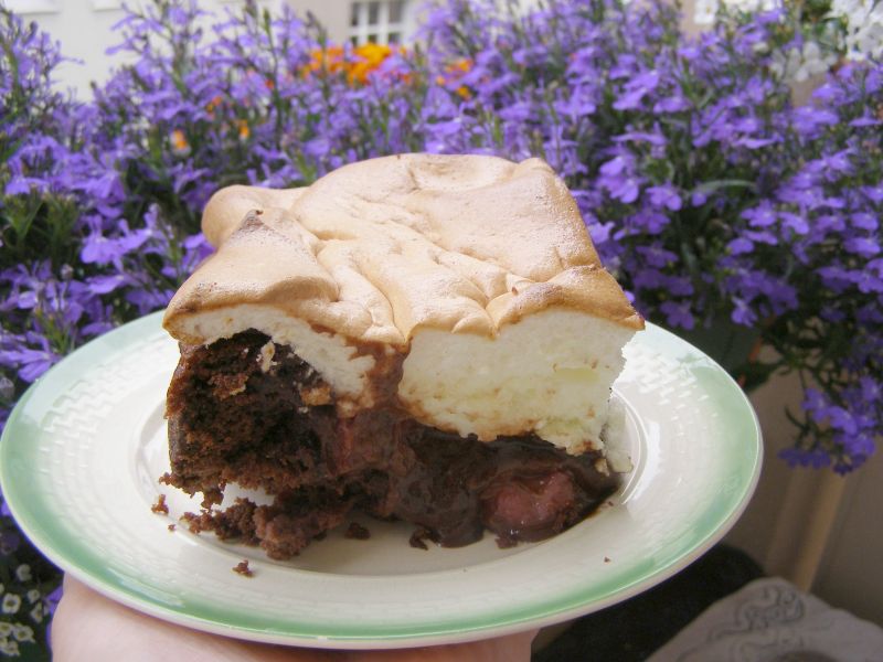 Ciasto kakaowe z truskawkami i pianką bezową