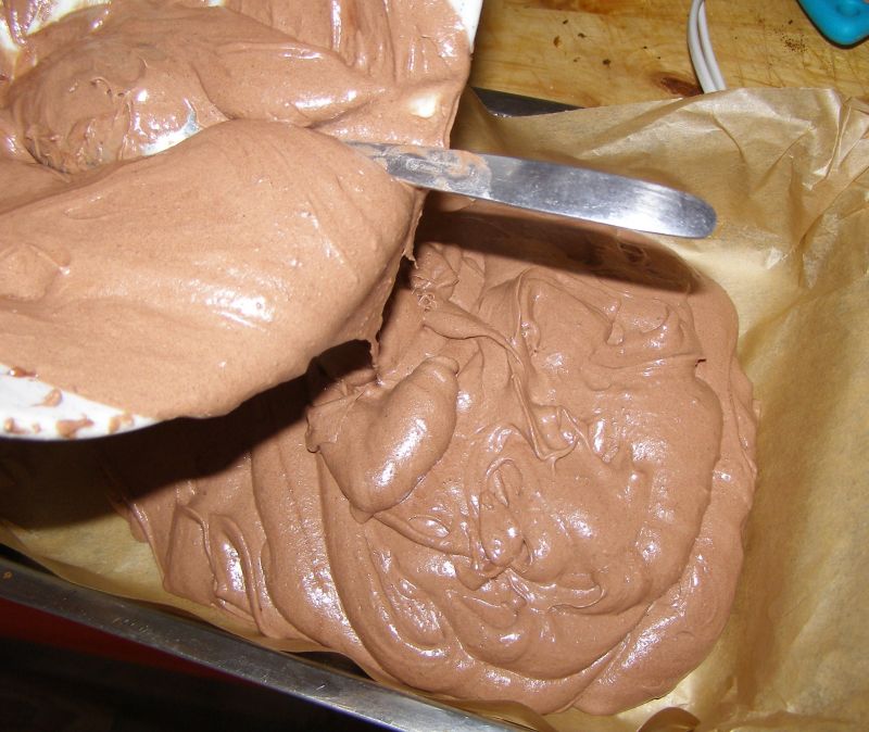 Ciasto kakaowe z truskawkami i pianką bezową