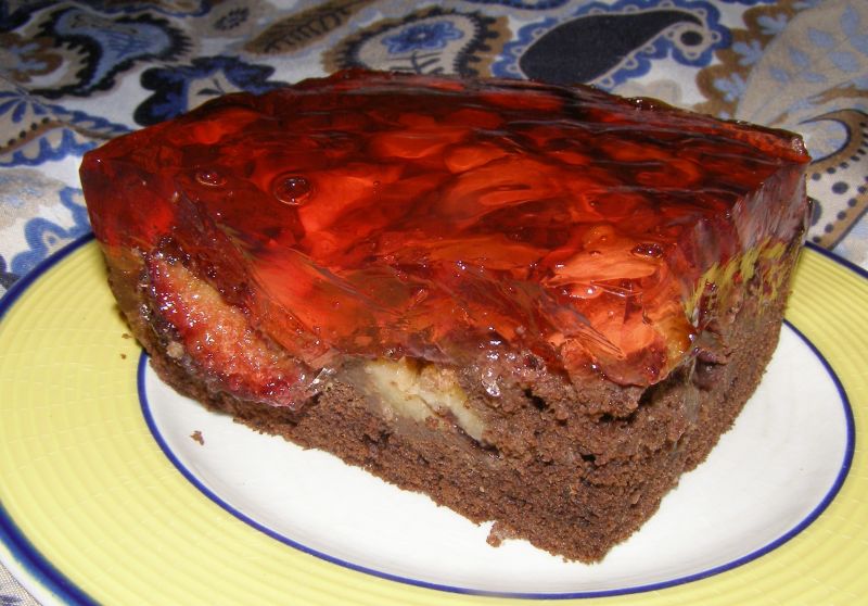 Ciasto kakaowo-korzenne z owocami i galaretką