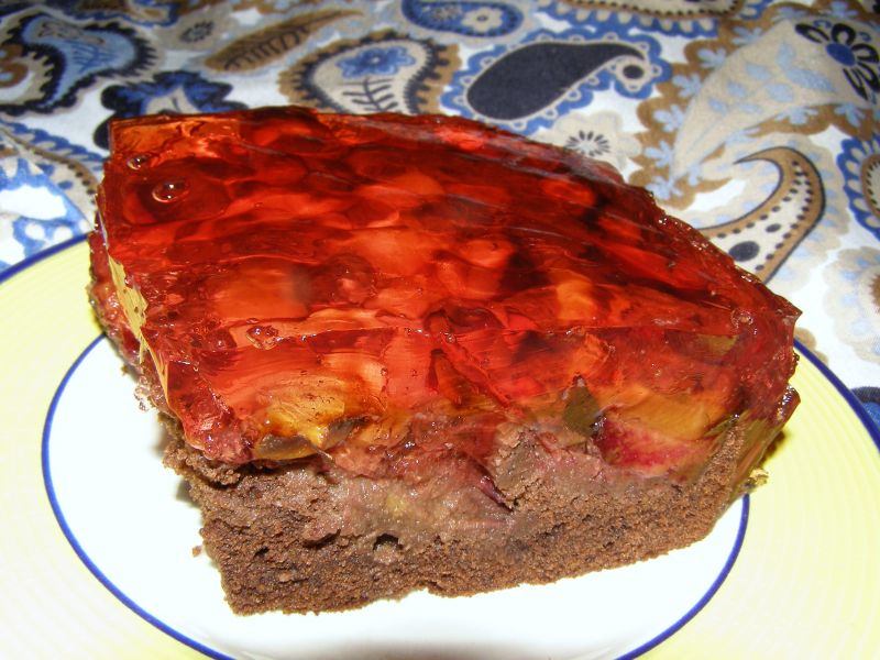 Ciasto kakaowo-korzenne z owocami i galaretką