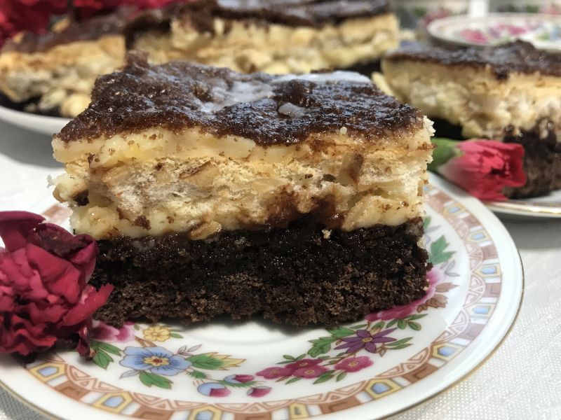 Ciasto kakaowo-orzechowe z kremem i powidłami Ciasto kakaowo-orzechowe z kremem i powidłami