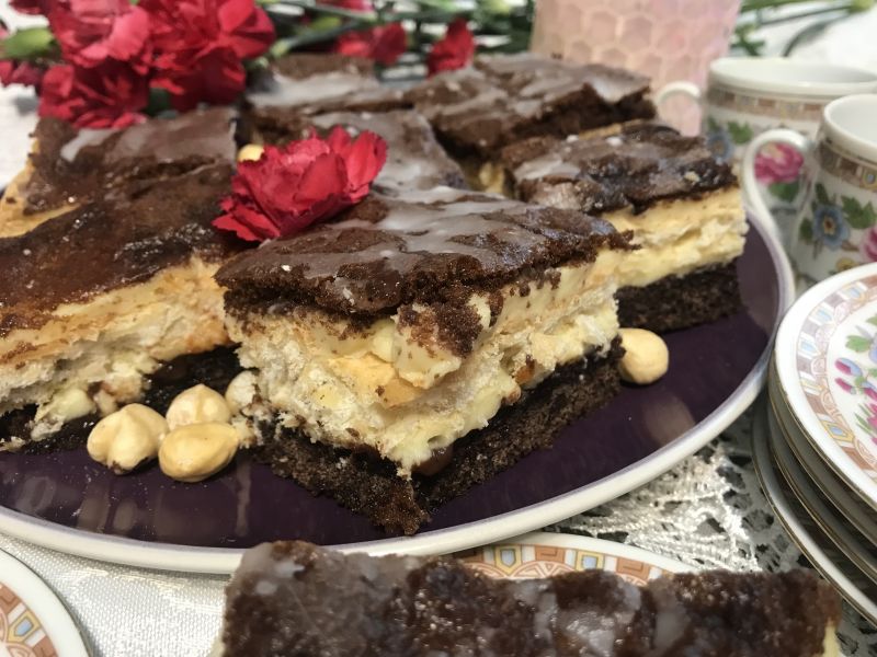 Ciasto kakaowo-orzechowe z kremem i powidłami Ciasto kakaowo-orzechowe z kremem i powidłami