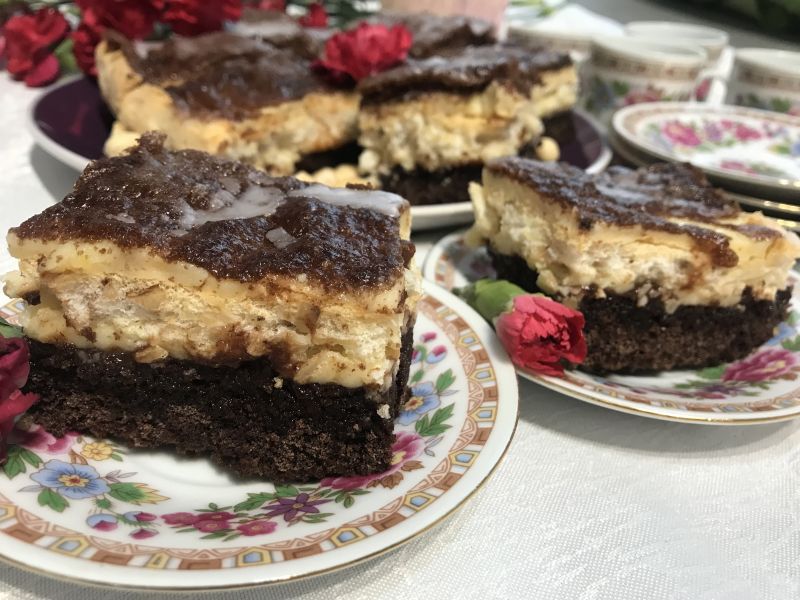 Ciasto kakaowo-orzechowe z kremem i powidłami Ciasto kakaowo-orzechowe z kremem i powidłami