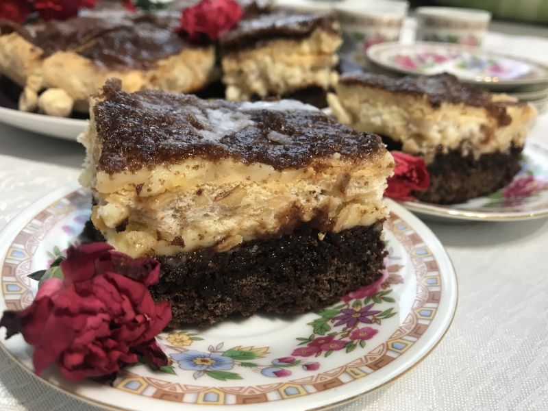 Ciasto kakaowo-orzechowe z kremem i powidłami Ciasto kakaowo-orzechowe z kremem i powidłami