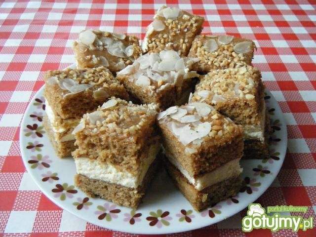 Ciasto karmelowe z masą śmietankową. Ciasto karmelowe z masą śmietankową.