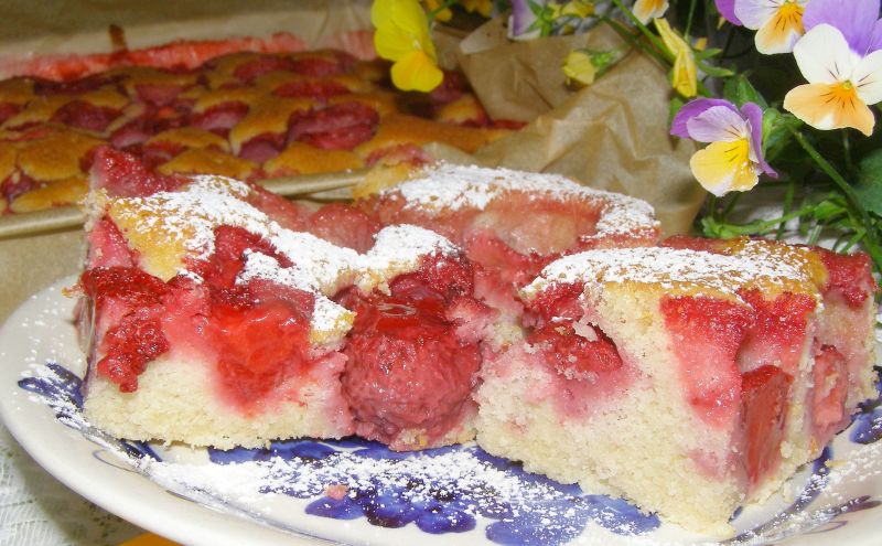Ciasto kisielowe z truskawkami