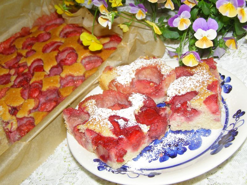 Ciasto kisielowe z truskawkami