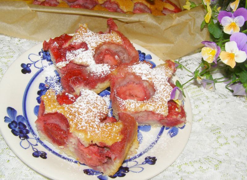 Ciasto kisielowe z truskawkami