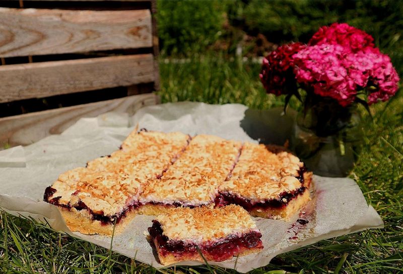 Ciasto kokosowe z dżemem wiśniowo-jagodowym