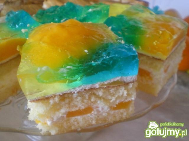 Ciasto kolorowe z brzoskwiniami