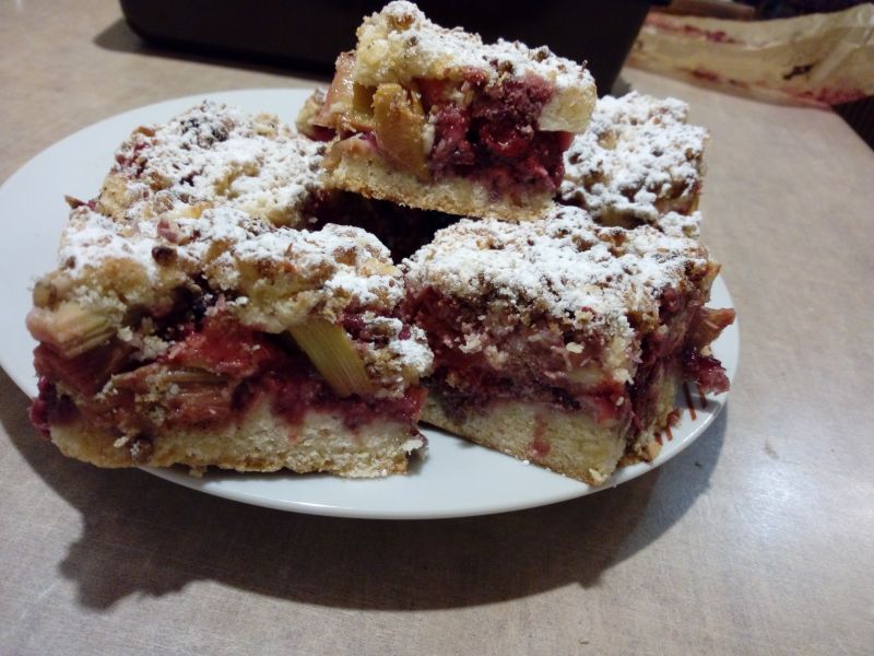 Ciasto kruche orzechowe z rabarbarem i truskawkami