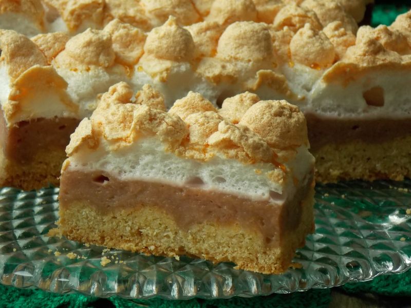 Ciasto kruche z budyniem, rabarbarem i bezą