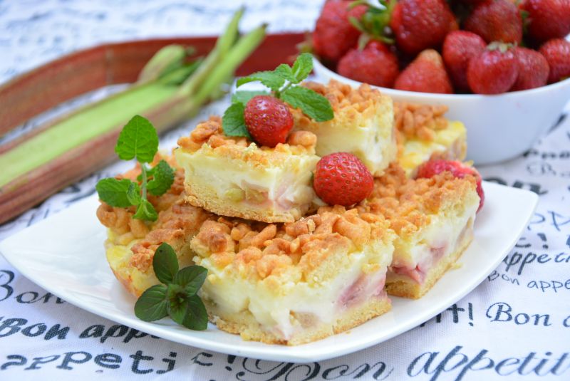 Ciasto kruche z budyniem, truskawkami i rabarbarem