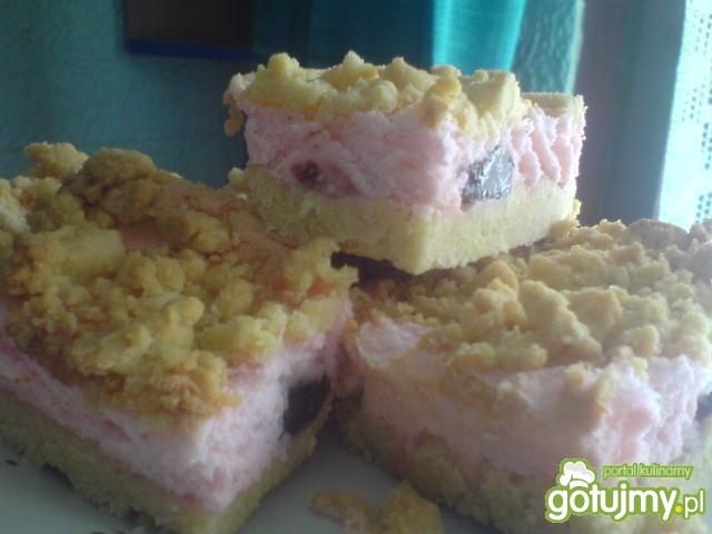 Ciasto kruche z pianką i owocami