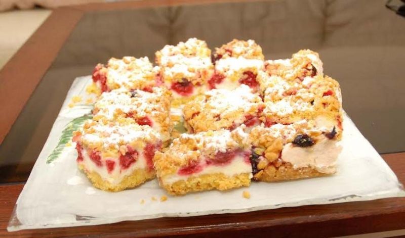 Ciasto kruche z pianką i owocami lata i "kruszonką