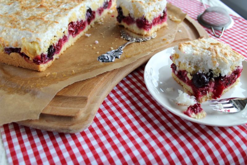 Ciasto kruche z wiśniami i kokosową pianką Ciasto kruche z wiśniami i kokosową pianką