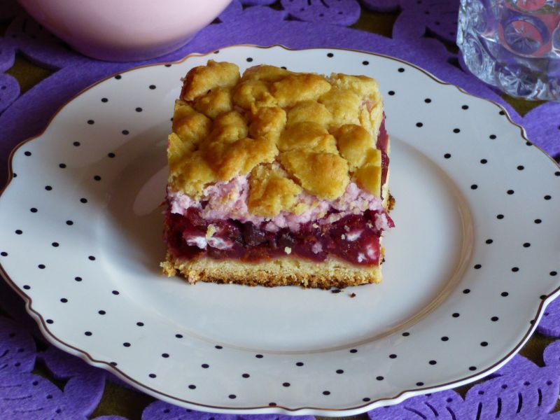 Ciasto kruche ze śliwkami i bezą