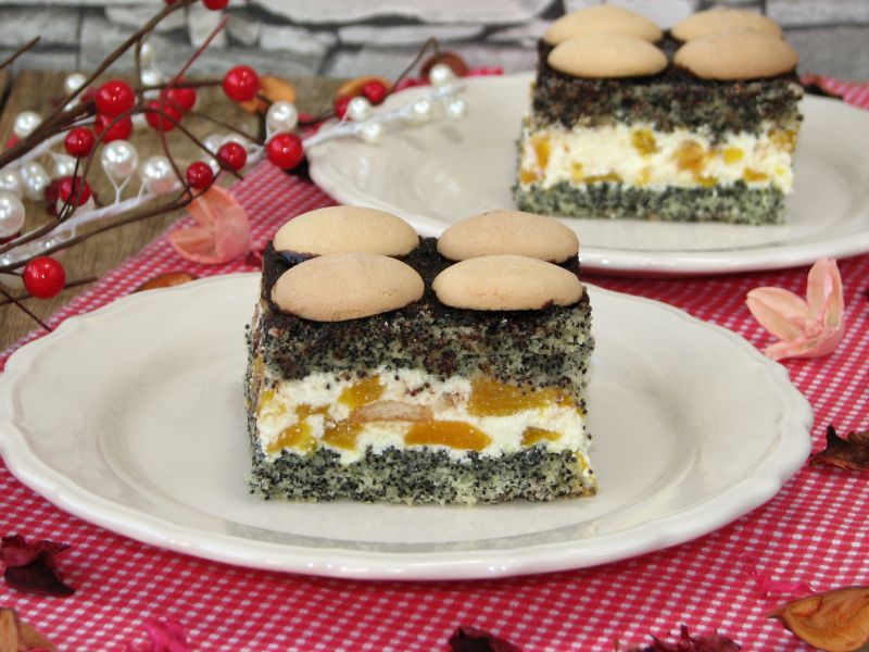 Ciasto makowe z kremem i brzoskwiniami