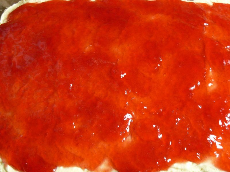 Ciasto makowe z kremem i truskawkami