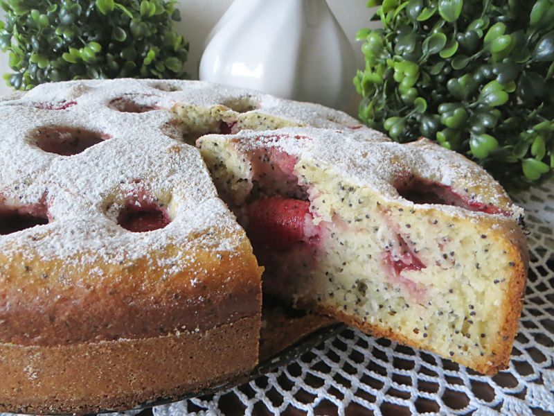 Ciasto makowo-kokosowe z truskawkami Ciasto makowo-kokosowe z truskawkami