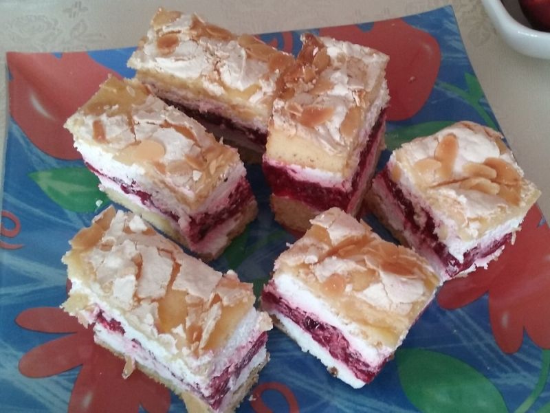 Ciasto malinowe pod pianką migdałową Ciasto malinowe pod pianką migdałową