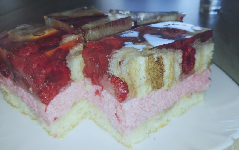 Ciasto malinowe z przezroczystą galaretką
