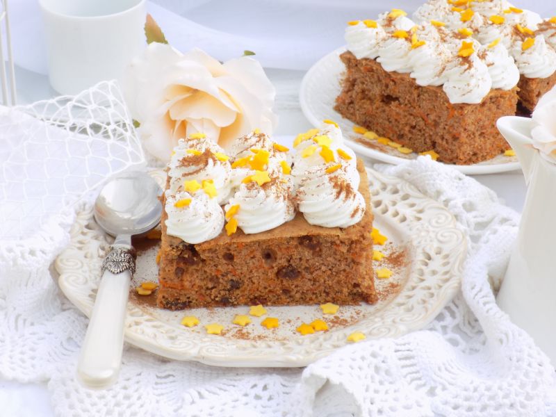 Ciasto marchewkowe z bitą śmietanką i cynamonem Ciasto marchewkowe z bitą śmietanką i cynamonem