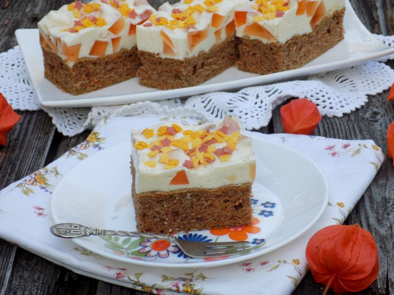 Ciasto marchewkowe z jogurtową pianką i galaretką 