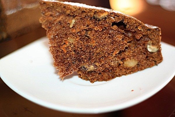 Ciasto marchewkowe z orzechami .