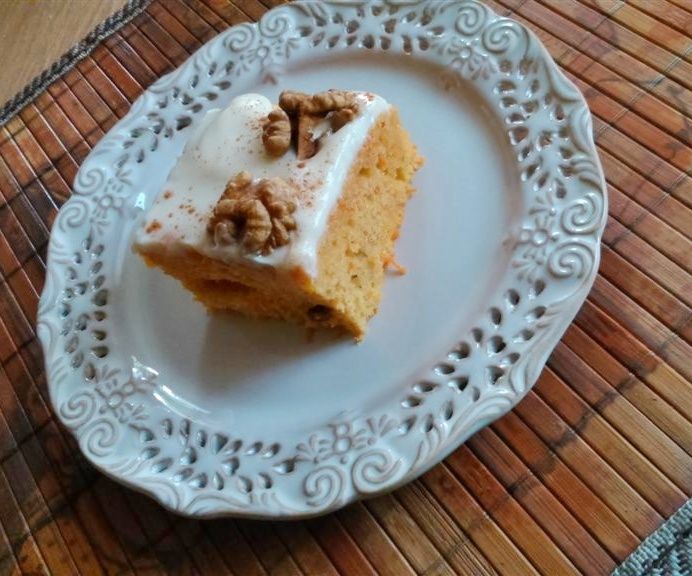 Ciasto marchewkowe z polewą i orzechami Ciasto marchewkowe z polewą i orzechami