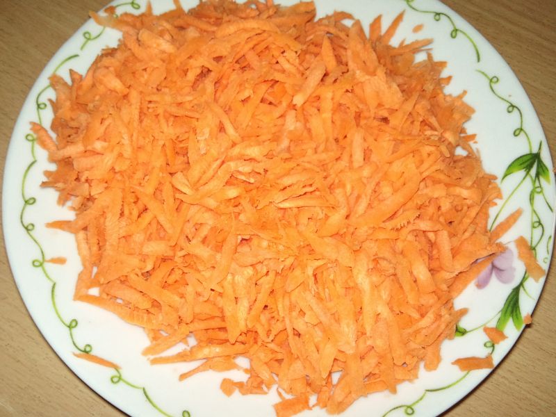 Ciasto marchewkowe z rodzynkami i orzechami