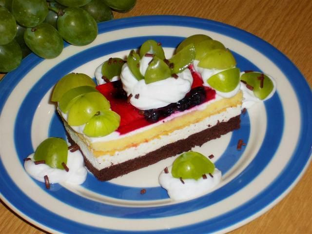 Ciasto Marcinek jagodowo-winogronowy Ciasto Marcinek jagodowo-winogronowy