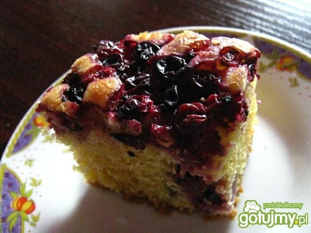 Ciasto maślankowe z czarnymi porzeczkami