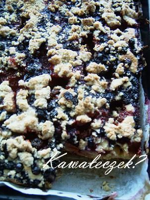 Ciasto maślankowe z jagodami i truskawka