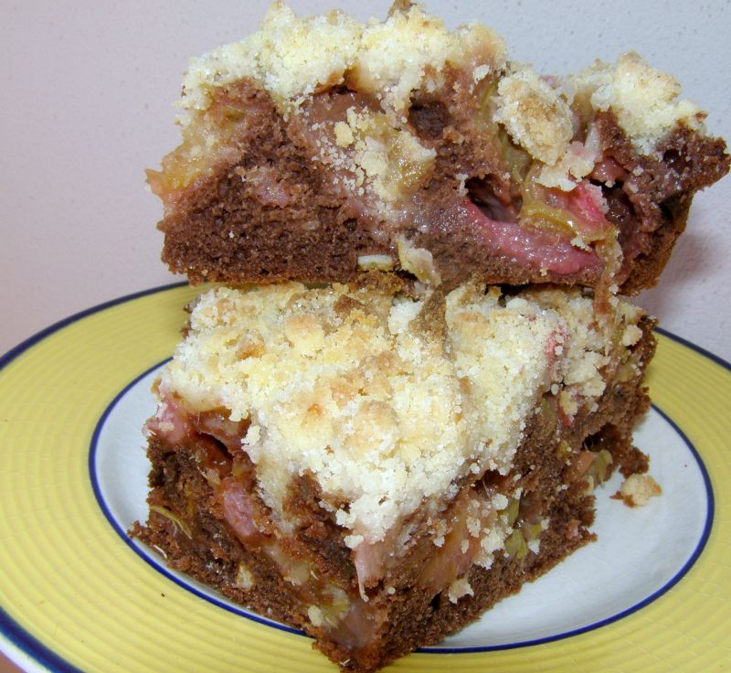 Ciasto mieszane kakaowe z rabarbaremn i truskawką