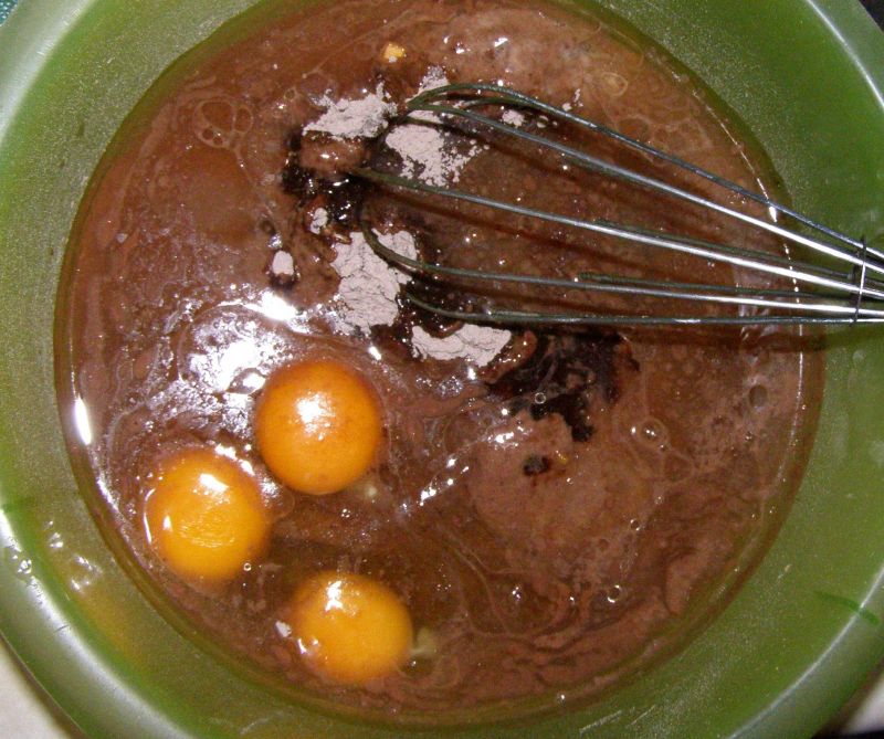 Ciasto mieszane kakaowe z rabarbaremn i truskawką
