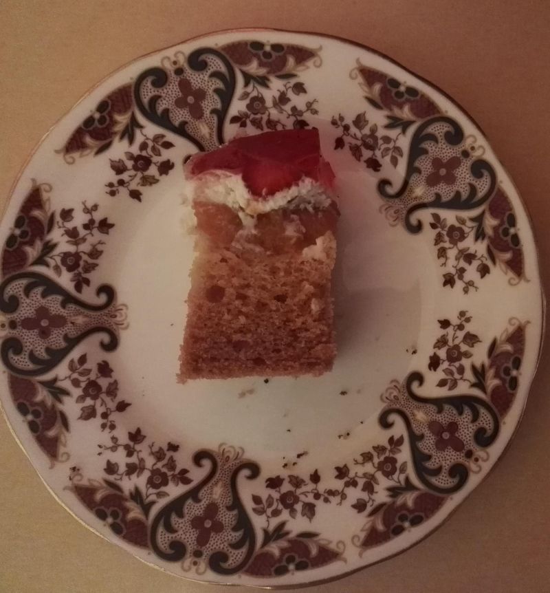 Ciasto miodowe z morelami i truskawkami Ciasto miodowe z morelami i truskawkami