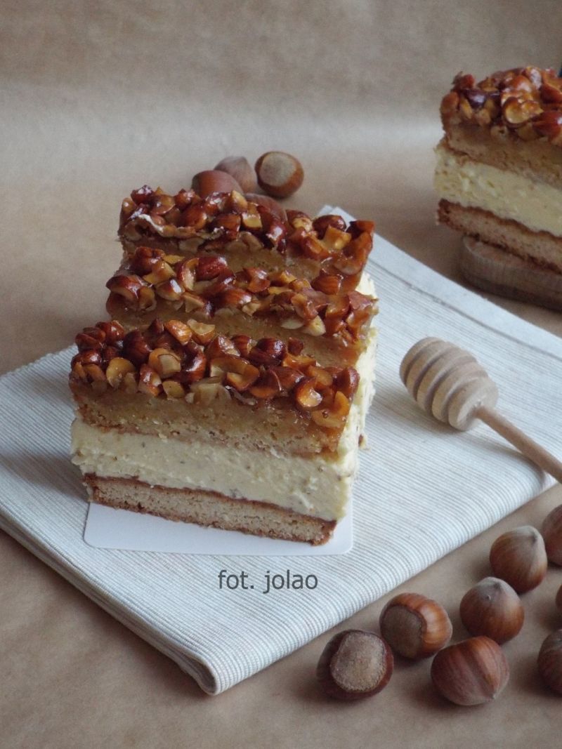 Ciasto miodowe z orzechami i kremem budyniowym