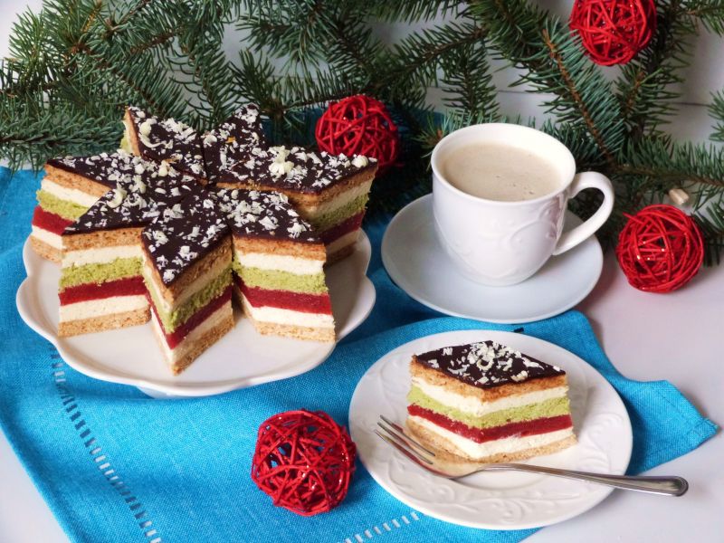 Ciasto miodowe z truskawkowym musem