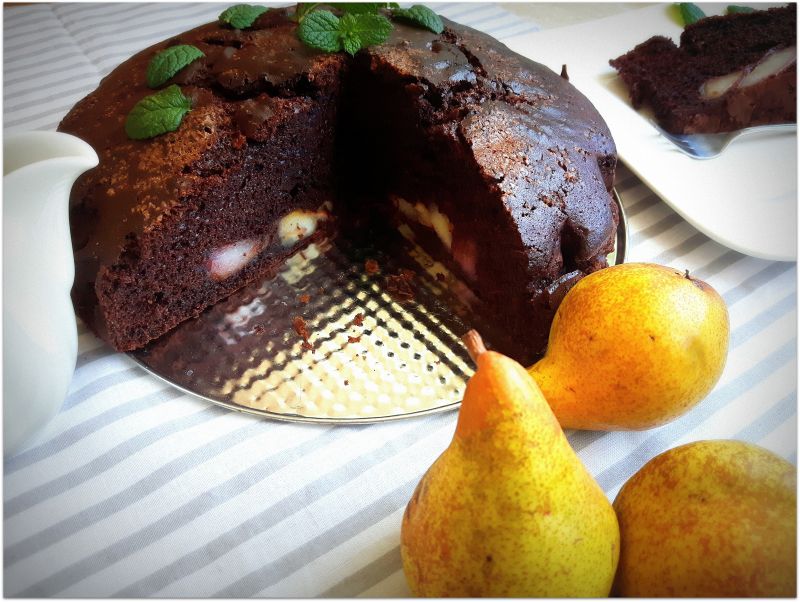 Ciasto mocno czekoladowe z gruszkami
