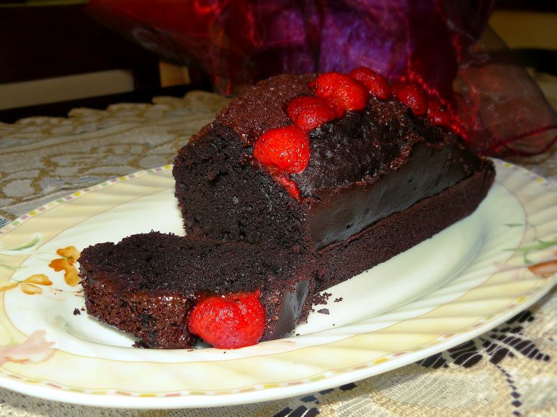 Ciasto mocno czekoladowe z truskawkami