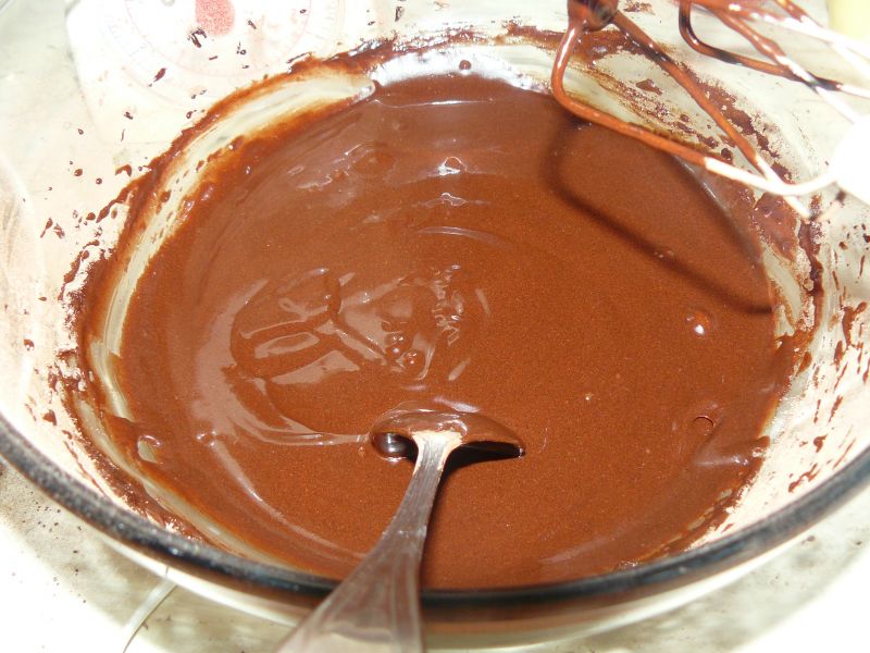 Ciasto mocno czekoladowe z truskawkami