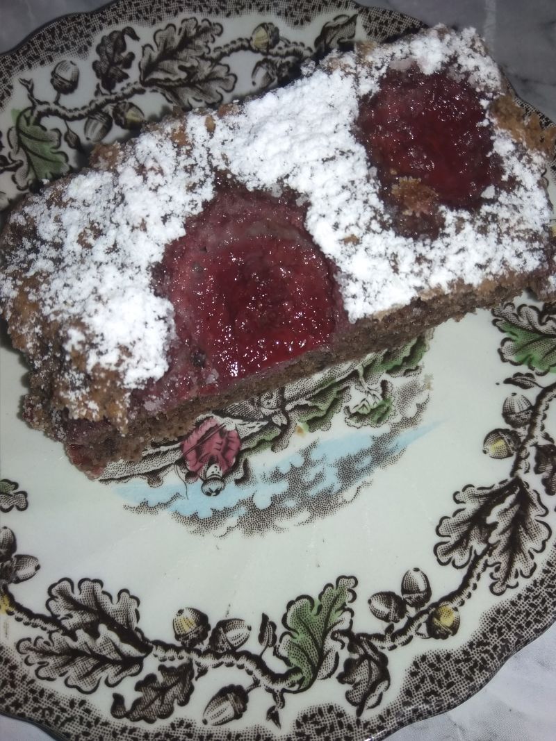 Ciasto mocno orzechowe z truskawkami. Ciasto mocno orzechowe z truskawkami.