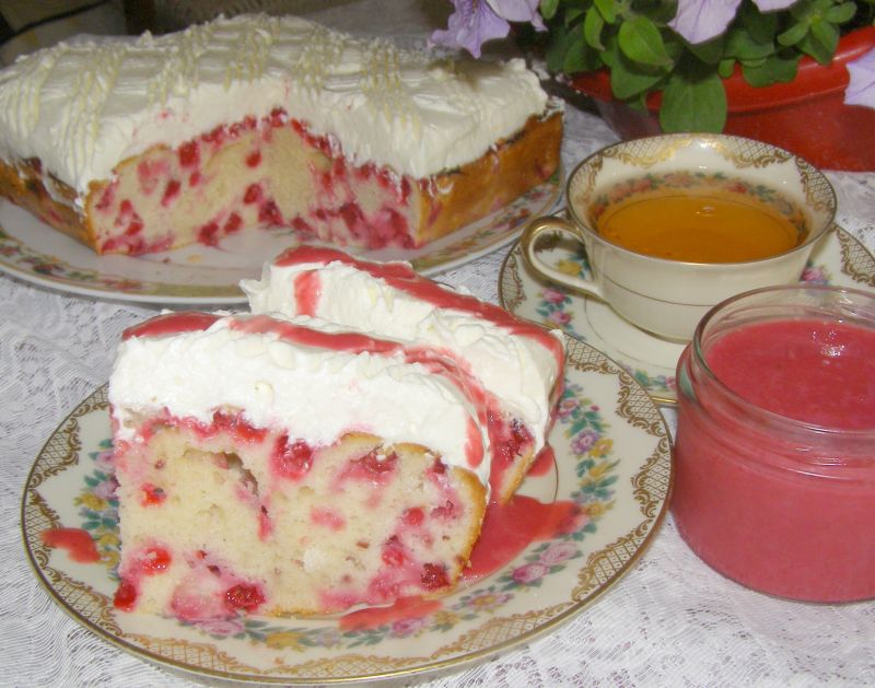 Ciasto mocno porzeczkowe z bitą śmietaną i musem  Ciasto mocno porzeczkowe z bitą śmietaną i musem