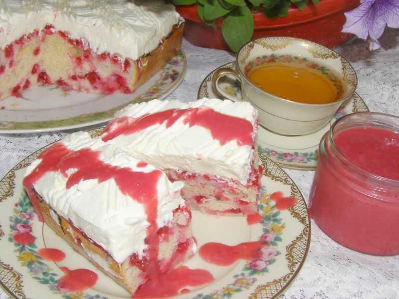 Ciasto mocno porzeczkowe z bitą śmietaną i musem  Ciasto mocno porzeczkowe z bitą śmietaną i musem