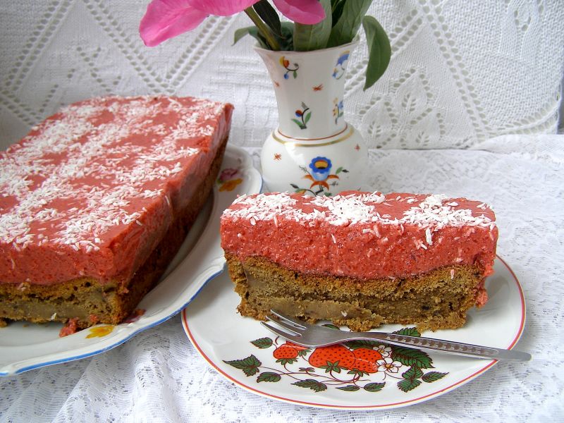 Ciasto mokate cappuccino z musem truskawkowym