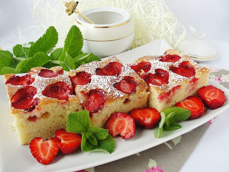 Ciasto na kefirze z truskawkami