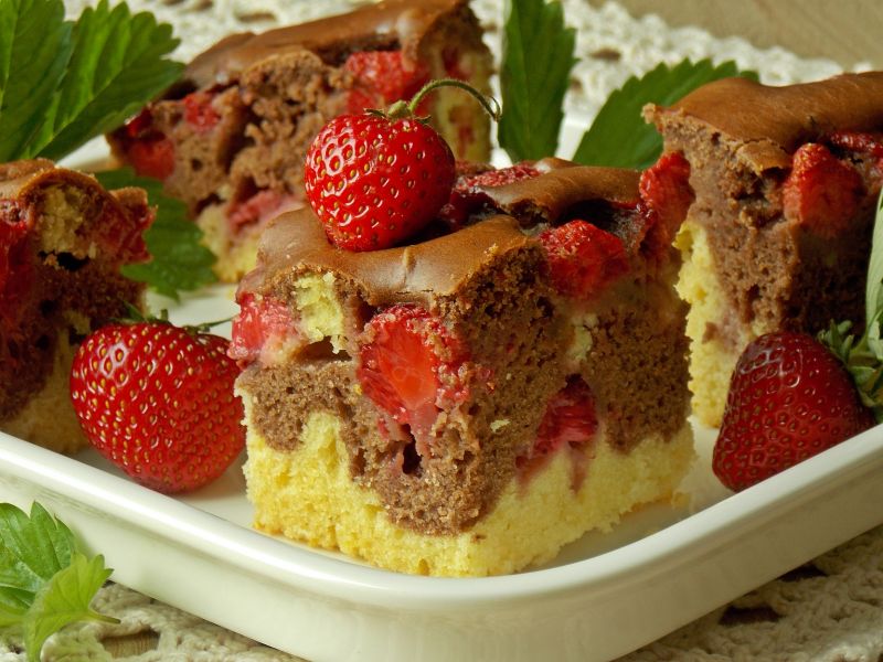 Ciasto na maślance z truskawkami